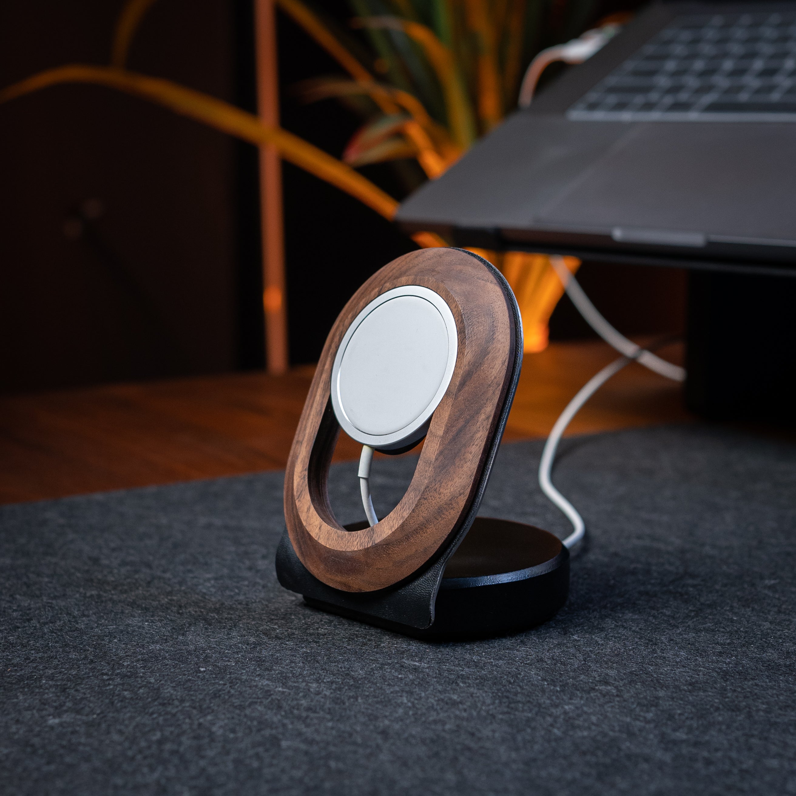 Wood MagSafe wireless charging stand - Nordeco House
